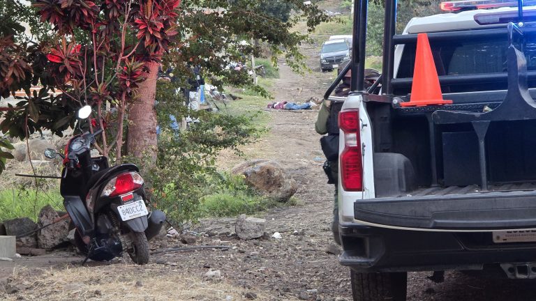 Motociclista es ultimado con armas largas, en la colonia Primero de Mayo