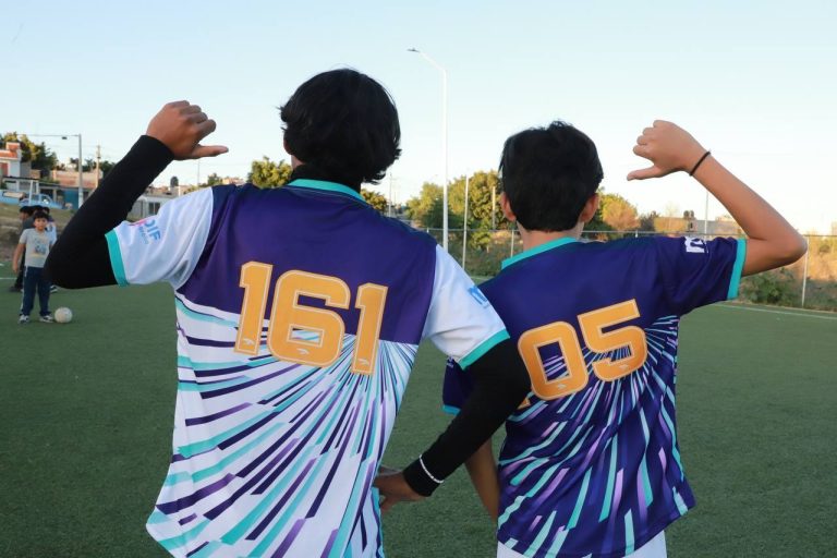 DIF Morelia entrega uniformes a niñas y niños de escuelas de fútbol “Estrellas del Mañana”