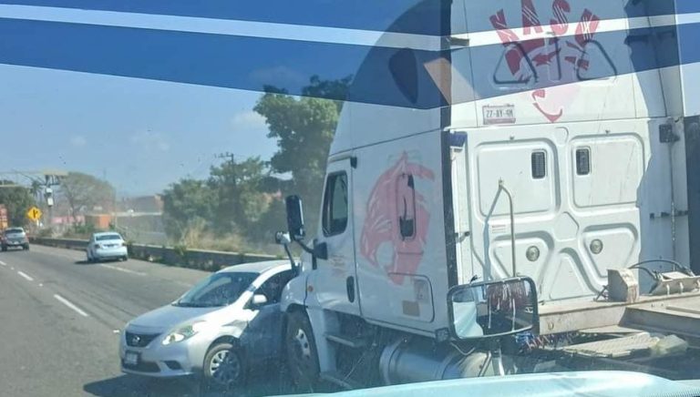 Una camioneta incendiada, 2 choques y un trailero fracturado por caída, durante las últimas horas en la Siglo XXI
