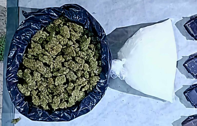 Aseguran armamento, drogas y vehículo robado, en Tepalcatepec