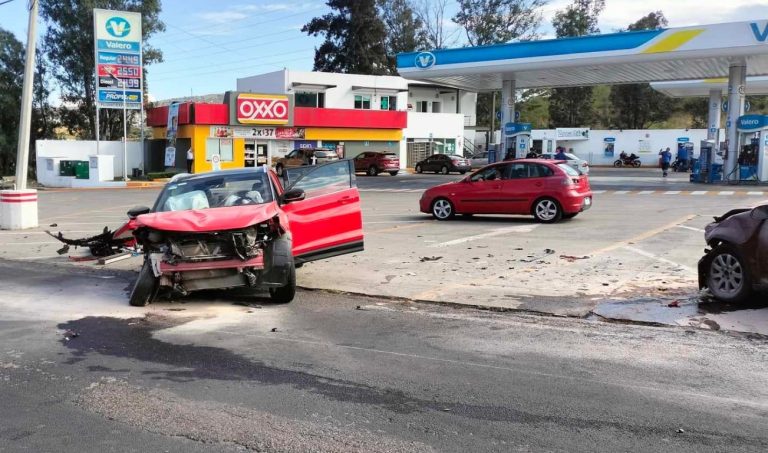 Carambola vehicular deja al menos dos heridos en la carretera Morelia-Recinto Ferial