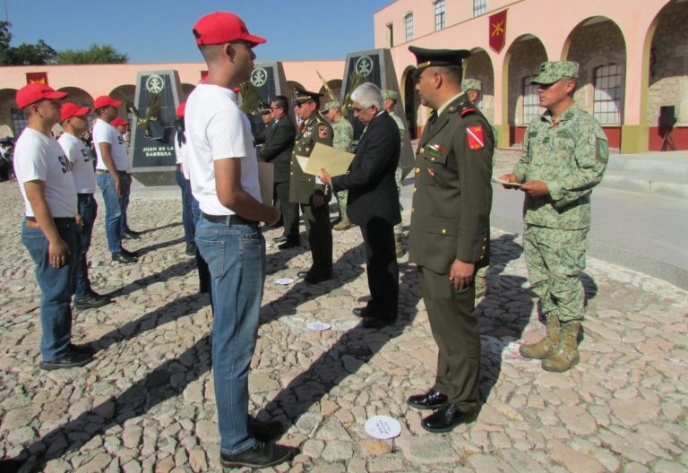 Entregan cartillas militares a jóvenes