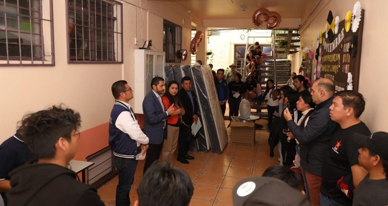 Entregan apoyos a Casas del Estudiante