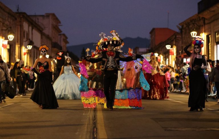 Desfile de Catrinas y Catrines reúne a más de 3 mil 200 participantes