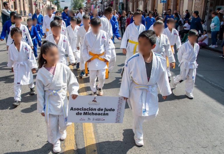 Desfilan deportistas del DIF Michoacán por aniversario de la Revolución Mexicana