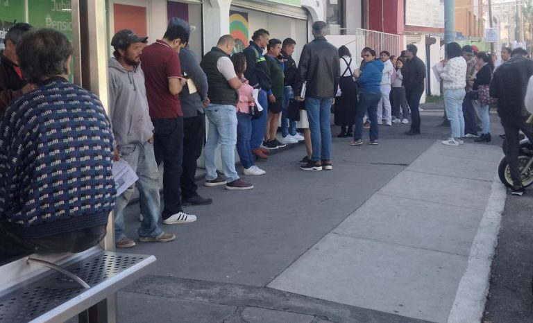 Largas esperas en último día de descuentos vehiculares en Michoacán