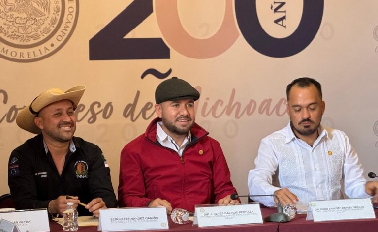 Mezcaleros de Michoacán en lucha contra el clandestinaje y la falta de un IEPS justo