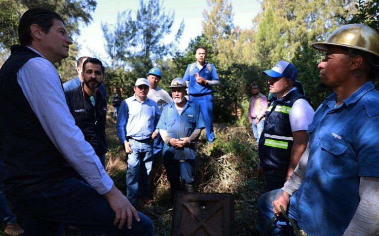 Supervisa Alfonso Martínez limpieza preventiva en canal de la presa Cointzio