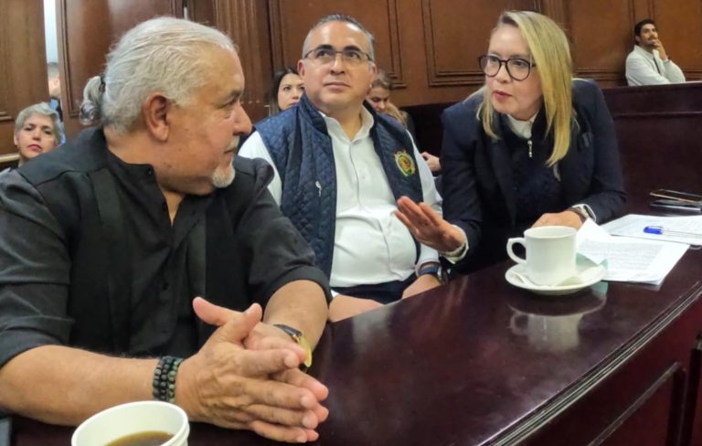 Con su presencia en el Congreso, Eduardo Tena valida reforma universitaria