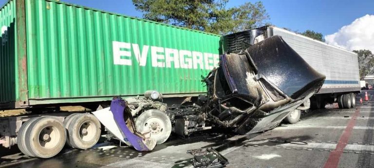 Chocan cinco tráilers y una camioneta en la autopista México-Guadalajara