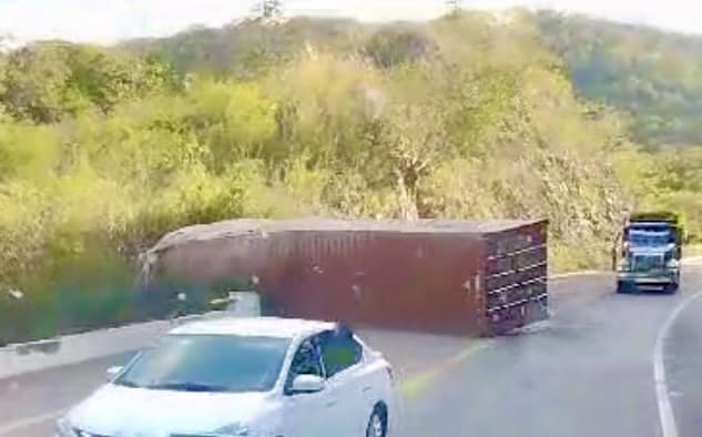 Volcadura de tracto camión bloquea un carril de la autopista Siglo XXI