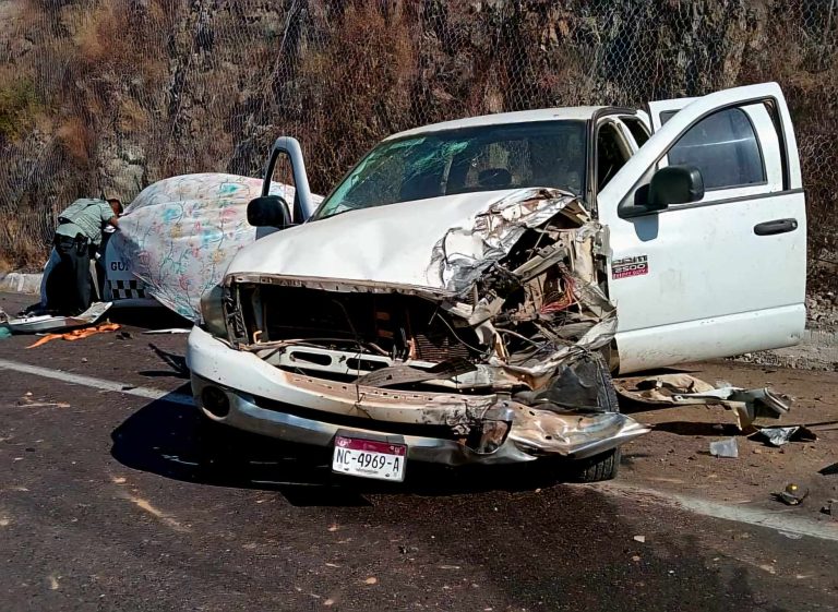Dos heridos en choque de frente entre camioneta y patrulla de la Guardia Nacional