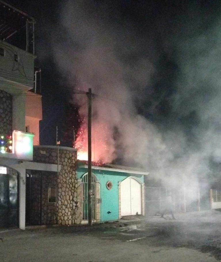 Por presunto uso de pirotecnia, arde árbol en domicilio de la colonia Villas del Real, de Morelia