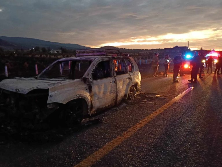 Arde camioneta en la carretera Morelia-Maravatío