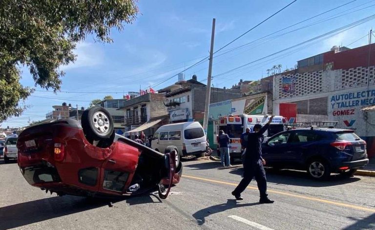 Arde camioneta al poniente de Morelia; además otro vehículo vuelca en la zona norte