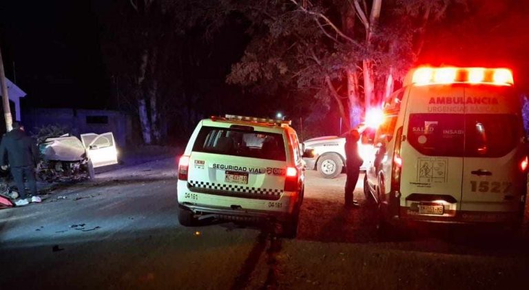 Auto choca contra un poste en carretera de Zacapu