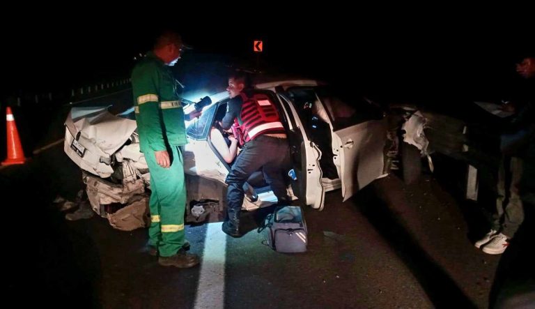 Auto se accidenta en la autopista Siglo XXI; hay dos heridos