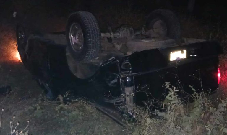 Camioneta se sale del camino y vuelca sobre la carretera Apatzingán-Cuatro Caminos