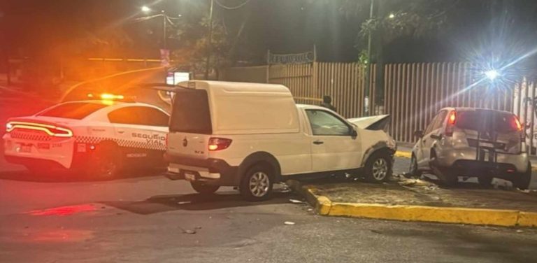 Camioneta y auto protagonizan choque en Calzada Juárez, al sur de Morelia