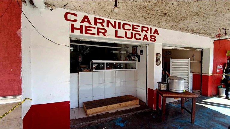 Carnicero es atacado a balazos por un solitario pistolero, en Tangamandapio