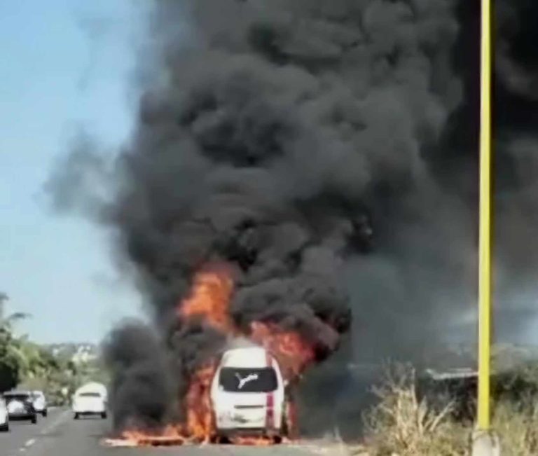 Combi del servicio público se incendia frente al aeropuerto de Lázaro Cárdenas