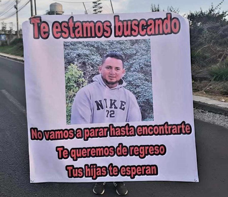 Comuneros bloquean la salida de Uruapan por desaparición de un habitante de Caltzontzin