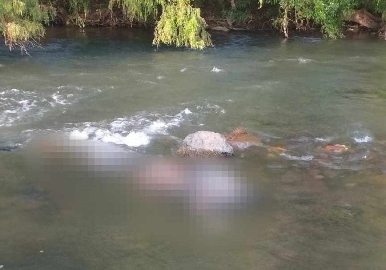 Hallan a hombre muerto en un río de Turicato