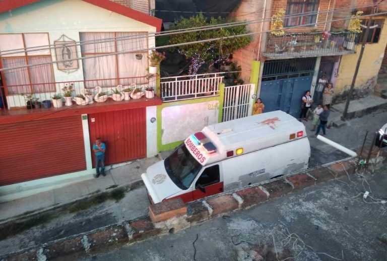 Hombre sufre descarga eléctrica al instalar series navideñas, en Zitácuaro