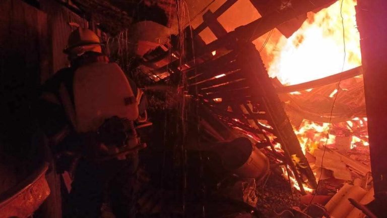 Incendio destruye un domicilio en Curungueo, Zitácuaro