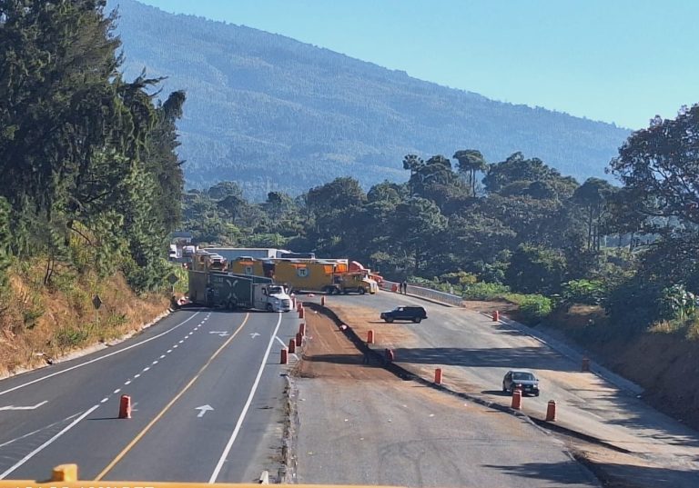 Nuevamente bloqueadas autopista y carretera a Uruapan