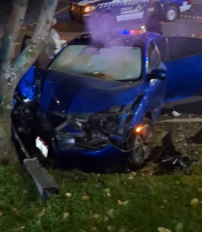 Choque de auto contra árbol deja 4 heridos, cerca del Ramal Camelinas