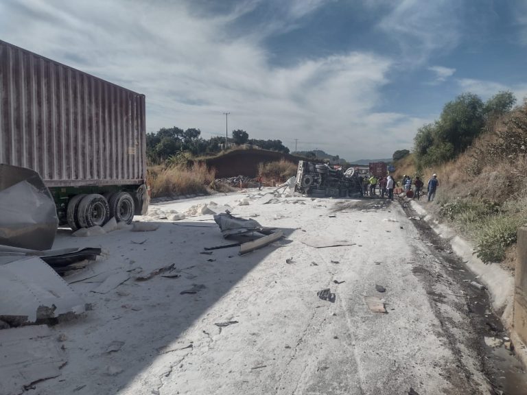 Tractocamión harinero embiste otros tres vehículos en la Siglo XXI