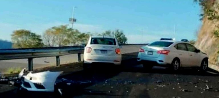 Vehículo choca contra barrera de contención en zona de Tres Marías