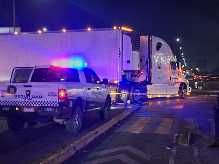 Motociclistas chocan contra tráiler en el Boulevard Industrial de Uruapan