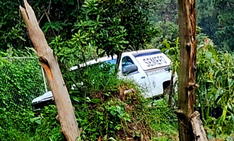 Joven es localizado sin vida a un costado de la carretera Uruapan-San Juan Nuevo