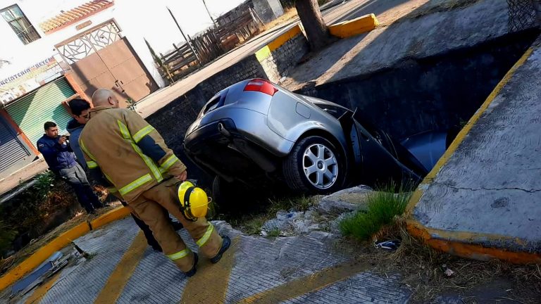 Auto cae a un canal en Tarímbaro