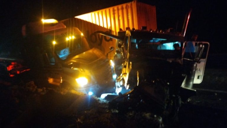 Chocan tráiler y camión pipa en la Siglo XXI