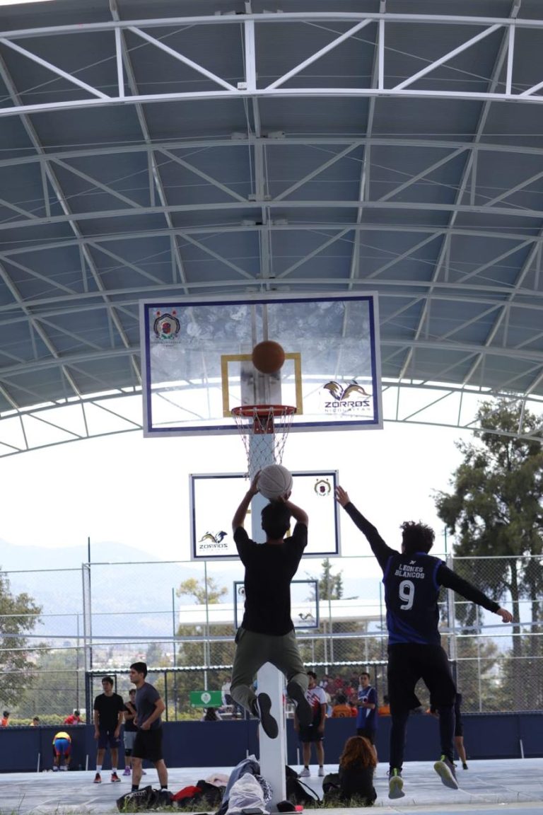 Se construyen nuevas techumbres en canchas deportivas de UMSNH