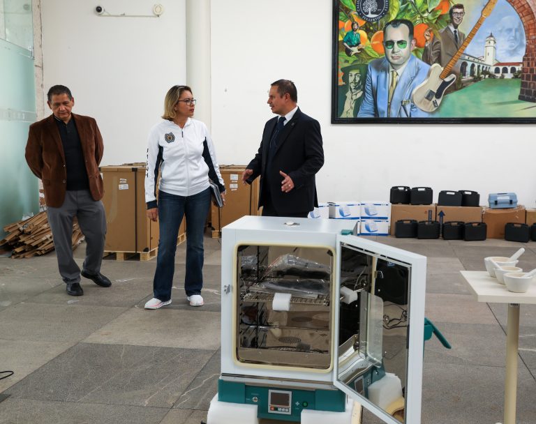 Con una inversión de casi 7 mdp fueron equipados laboratorios de la UMSNH 