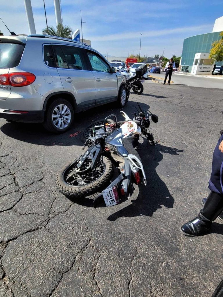 Se registra choque de moto contra camioneta en Calzada La Huerta en Morelia 