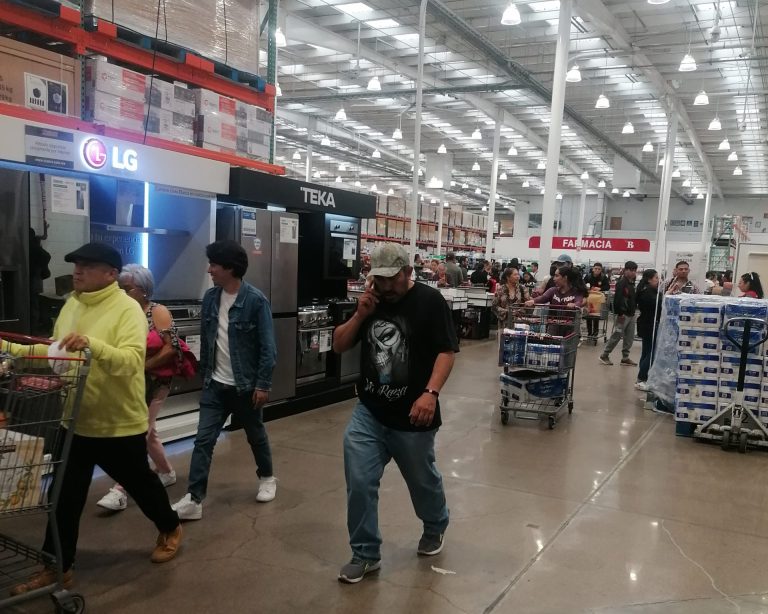 Continúan centros comerciales y supermercados con gran afluencia