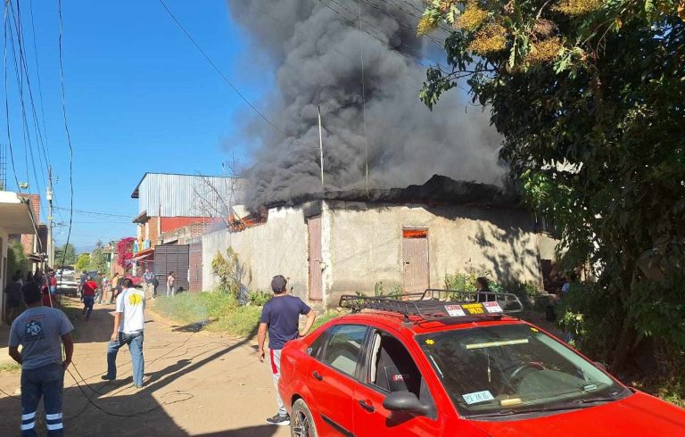 Incendio consume vivienda en Uruapan