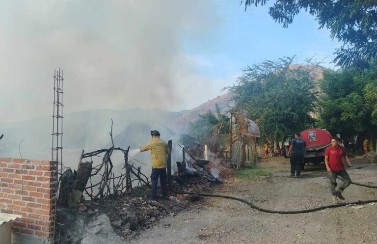 Incendio en domicilio de Apatzingán deja sólo daños materiales