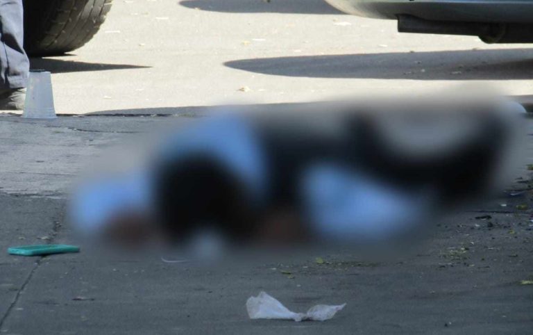 Joven es acribillado a tiros por fuera de casa de empeño en Zamora