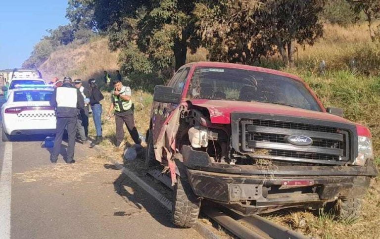 Camioneta se sale del camino y motocicleta derrapa, en distintos hechos sobre la autopista Siglo XXI