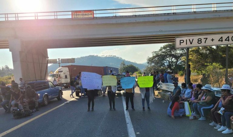 Manifestantes liberan por la noche la autopista Siglo XXI