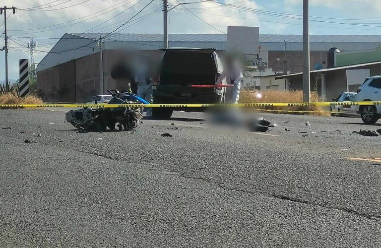 Muere motociclista tras choque contra camioneta en Charo