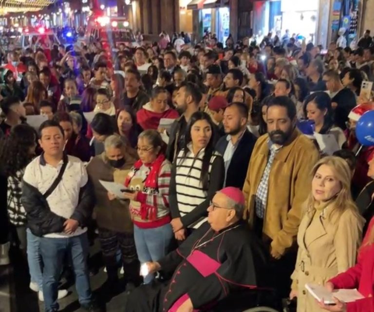 Rezos, cantos de villancicos y velas inundan avenida central en la magno posada
