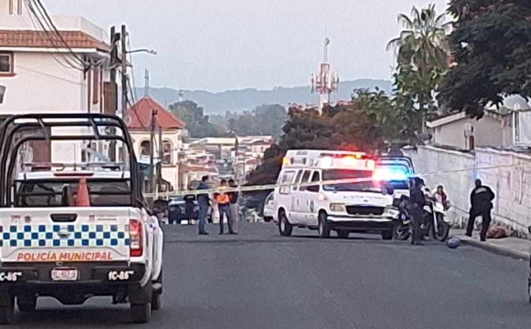 Pareja de motociclistas es atacada a balazos frente al panteón municipal de Uruapan; el hombre murió