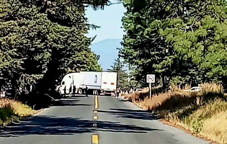 Persecución de camioneta maderera deriva en conflicto entre comuneros y policías en Capacuaro